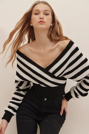 Trend Alaçatı Stili Women's Black Front Back And Double Breasted Crop Striped Knitwear Sweater