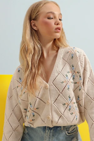 Trend Alaçatı Stili Women's Beige Diamond Patterned Floral Embroidery Knitwear Cardigan