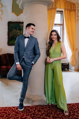 Elegant jumpsuit with a wide leg and lime with a tie at the top