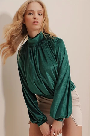 Trend Alaçatı Stili Women's Emerald Green High Collar Front Gathering Detailed Velvet Blouse