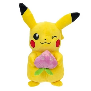 Jazwares Pokémon plyšák Pikachu s Pecha Berry - 20 cm