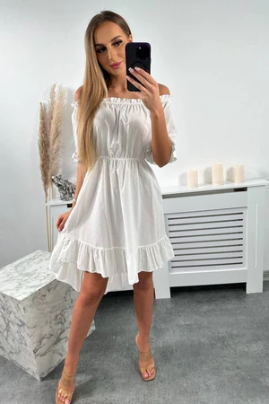 Dress with lace on the sleeve white