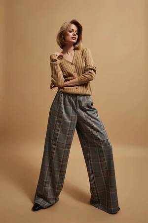 Trousers with wide legs