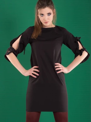 Dress decorated with slit sleeves black