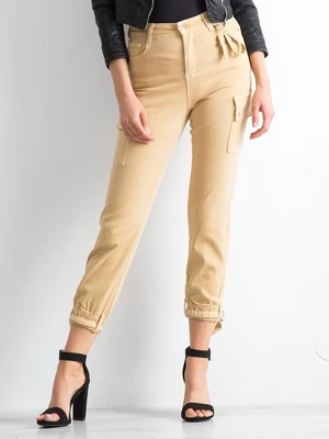 Beige trousers with pockets