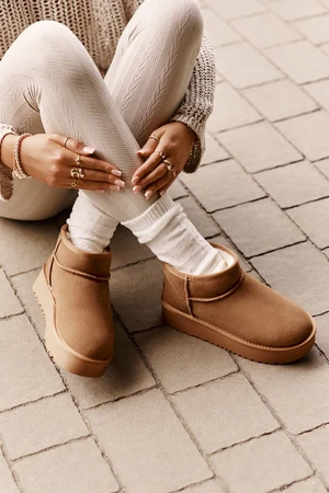 Leather suede snow boots on the Camel Nereviana platform