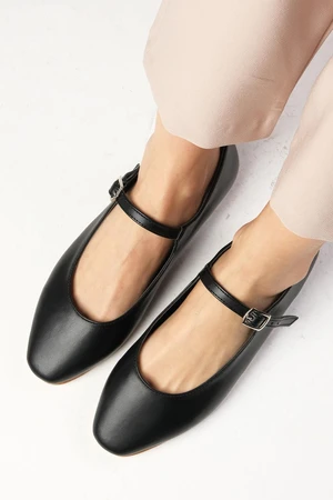 Mio Gusto Gillian Women's Flat Toe Flat Shoes in Black.