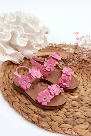 Patent leather children's sandals decorated with flowers, pink tinette