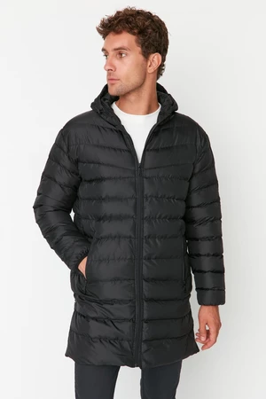 Trendyol Pánsky čierny zimný kabát pravidelného strihu na zips odolný voči vetru.