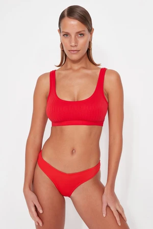 Trendyol Red Bralette textúrovaný top bikín