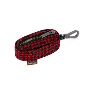 Saszetka na worki na odchody Houndstooth Red/Black – P.L.A.Y.