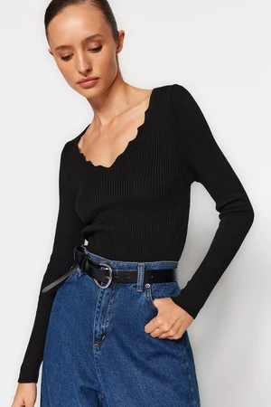 Trendyol čierny pletený sveter s výstrihom do V