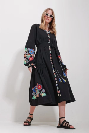 Trend Alaçatı Stili Dámské černé šaty s výstřihem do V, plně vyšívané, s podšívkou