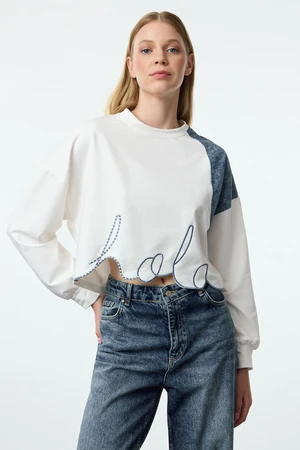 Trendyol Ecru Denim Garni and Embroidery Detail Crop/Short Relaxed Knitted Sweatshirt