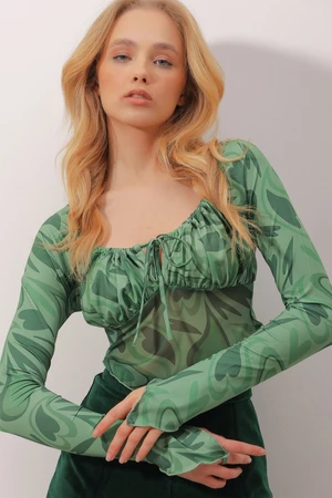 Trend Alaçatı Stili Women's Green Digital Patterned Digital Patterned Crop Sandy Blouse with Kiss Collar Waist Tulle Detail