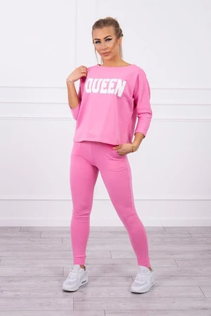 Set with pink Queen print