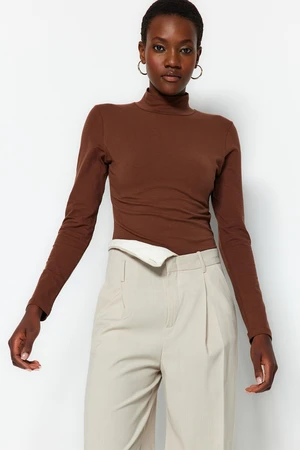 Pletené body Trendyol Brown Turtleneck Snap