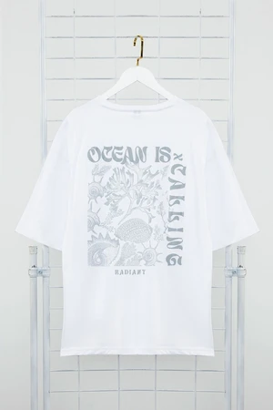 Trendyol White Oversize/Wide Cut 100% Cotton T-shirt with Raised Text Printed on the Back