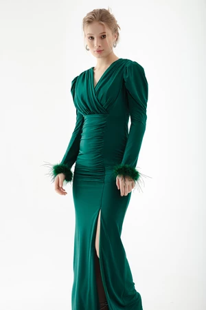 Dámské smaragdově zelené večerní šaty Lafaba s dvojitým límcem, rukávy s peřím a rozparkem