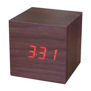 Tmavohnedý budík s červeným LED displejom Gingko Cube Click Clock