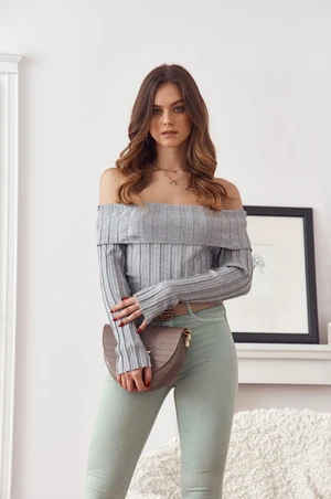 Short gray blouse with exposed shoulders