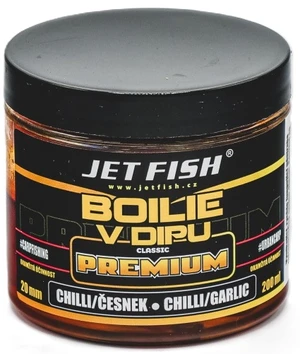 Jet fish boilie v dipe premium clasicc 200 ml 20 mm - chilli cesnak