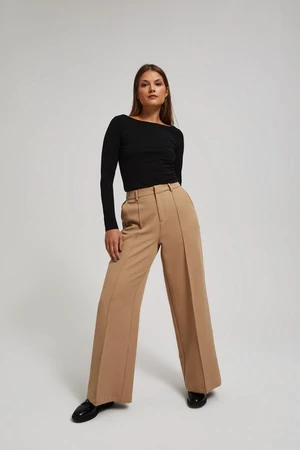 Wrinkled trousers with wide legs