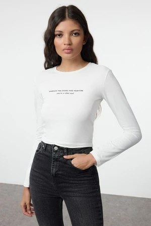 Trendyol Ecru Slogan Printed Crop Stretch Knit Blouse