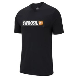 M nsw tee swoosh bmpr stkr