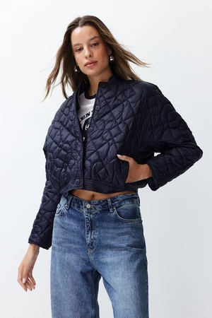 Trendyol námořnicky modrý oversize prošívaný kabát s geometrickým vzorem