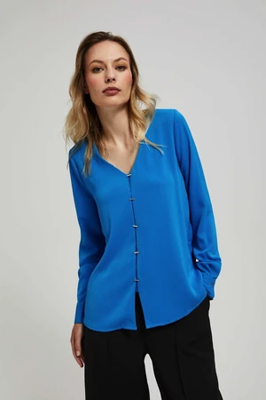 V-neck shirt with fine buttons