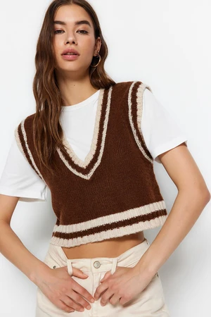 Trendyol Brown Crop. Soft Textured V-Neck Knitwear Sweater