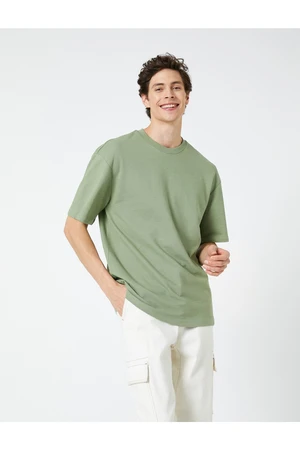 Koton Basic Oversize T-Shirt with a Crew Neck Short Sleeves.