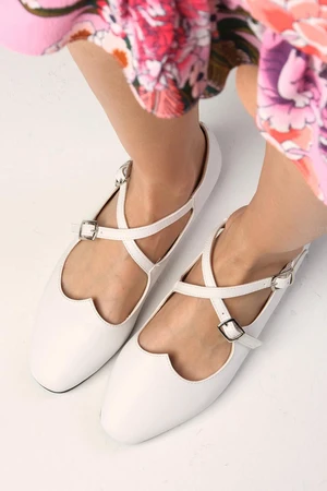 Mio Gusto Dafne Women's Flat Shoes with Flat Toe Flat Shoes in White.