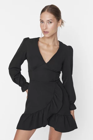 Čierne večerné šaty s rukávmi od Trendyol