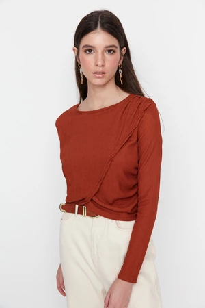 Hnedý pletený sveter s okrúhlym výstrihom od značky Trendyol