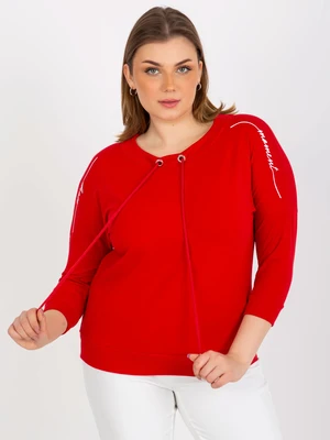 Červená halenka plus size s nápisy a šňůrkami