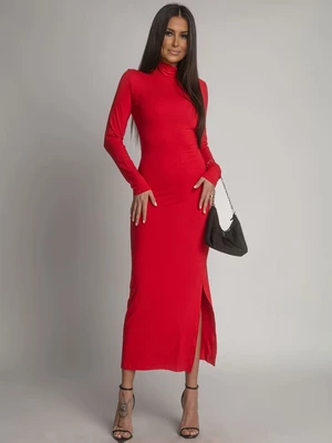 Jednoduché šaty s dlhými rukávmi a červeným rolákom