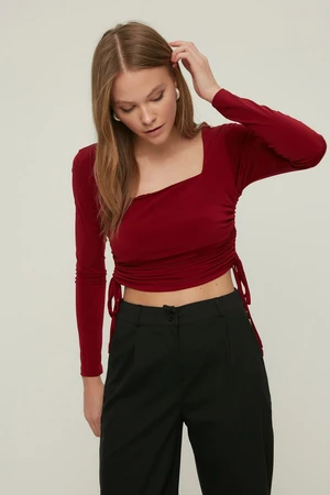 Trendyol Burgundsko štvorcový výstrih Detail vypasovaný/spací crop elastická pletená blúzka