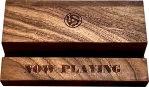 Music Box Designs Walnut Groove Record Display Stolový stojan na LP platne Walnut