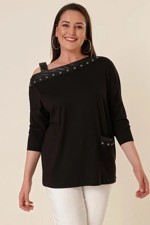 By Saygı Lycra blouse with eyelets and eyelets in one strap is also black with one pocket.