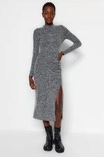 Trendyol Anthracite Crew Crew Neck Soft Midi Slit a Collect Detail vypasované pletené šaty