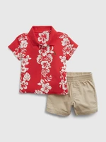 Sada klučičího květovaného polo trička a kraťasů v červené a béžové barvě GAP