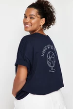 Trendyol Curve námořnická modrá 100% bavlněná tričko s potiskem na zádech, volného/širokého pohodlného střihu s kulatým výstřihem.