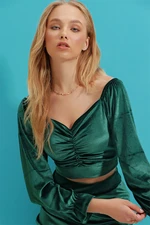 Trend Alaçatı Stili Women's Emerald Green Kiss Collar Front Gathered Velvet Crop Blouse