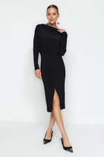 Trendyol Czarna kopertówka z rozcięciem na szyi w kształcie litery A / A Form Midi Stretch Knit Dress