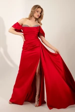 Dámské červené dlouhé saténové večerní šaty s rozparkem a lodičkovým výstřihem Lafaba.