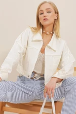 Dámska biela džínsová bunda s dvojitými vreckami a zipsom Trend Alaçatı Stili