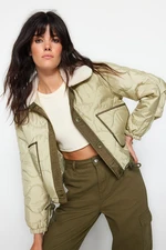 Trendyol Light Khaki oversized vodoodpudivý prešívaný nafukovací kabát s farebným blokom a detailom plyšového goliera