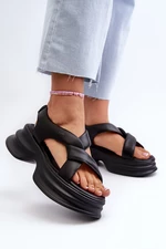 Women's leather sandals on a chunky sole in black GOE